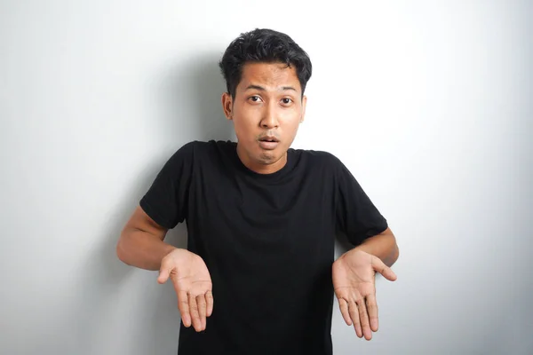 Šokovaný Asijský Muž Černém Tričku Ukazuje Kopírovací Prostor Pod Sebou — Stock fotografie