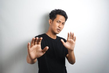 Benden uzak dur, yaklaşma. Tiksinmiş Asyalı genç bir adamın portresi geri çekilip kendini savunuyor, iğrenç, ürpertici şeyden uzaklaşıyor, hoşnutsuzluğunu ifade ediyor, hoşnutsuzluğunu dışa vuruyor.