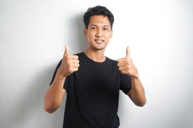 Mutlu bir gencin portresi başparmak kaldırıyor.