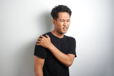 İnsanlar, sağlık ve sorun konsepti - mutsuz bir adam evde boyun veya omuz ağrısı çekiyor