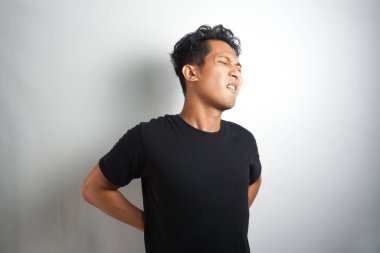 Sırt ağrısı çeken bir adam. Sırt ağrısı. Adam acı içinde sırtını tutuyor. Tıbbi konsept.