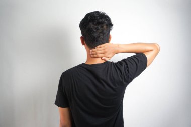 İnsanlar, sağlık ve sorun konsepti - mutsuz bir adam evde boyun veya omuz ağrısı çekiyor