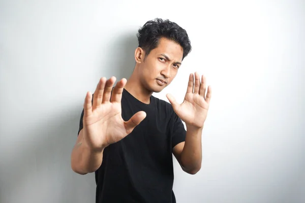 Benden Uzak Dur Yaklaşma Tiksinmiş Asyalı Genç Bir Adamın Portresi — Stok fotoğraf