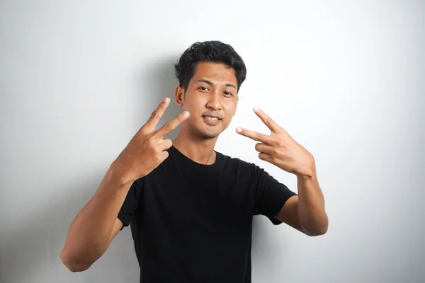 Fotografie Veselý Pěkný Druh Přátelský Asijský Muž Ukazující Sign Hledá — Stock fotografie