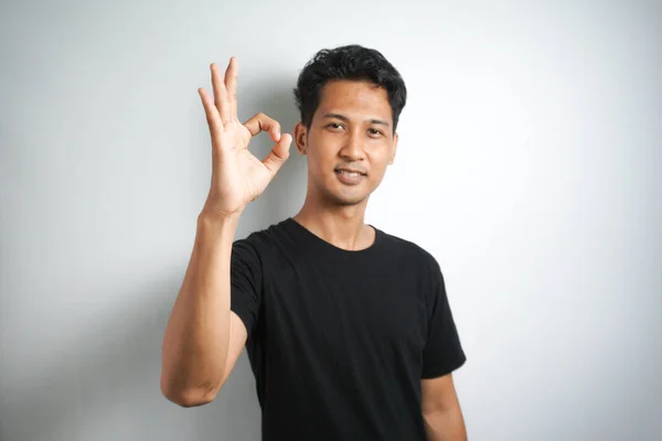 Asiático Guapo Hombre Sobre Aislado Fondo Mostrando Signo Con Dedos —  Fotos de Stock