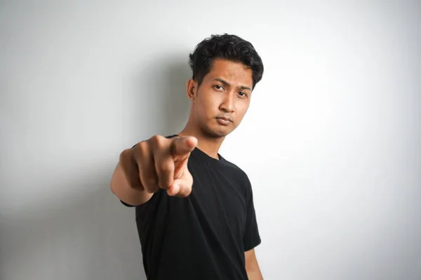 Mladý Pohledný Muž Tričku Přes Bílé Pozadí Ukazuje Prstem Vás — Stock fotografie