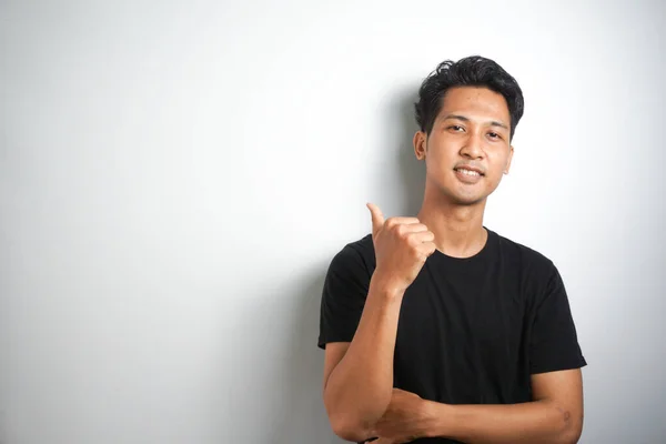 Porträtt Glad Ung Man Svart Shirt Pekar Finger Bort Kopia — Stockfoto