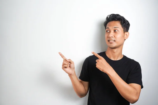 Porträtt Glad Ung Man Svart Shirt Pekar Finger Bort Kopia — Stockfoto