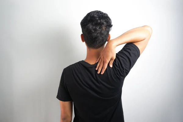사람들 가정에서 목이나 어깨의 통증으로 고생하는 — 스톡 사진