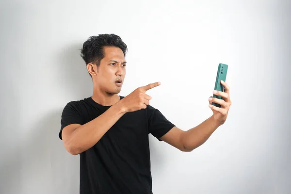 Zły Azji Młody Człowiek Szary Shirt Szalony Smartfon — Zdjęcie stockowe
