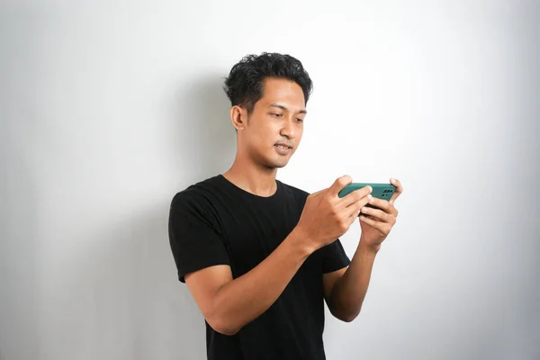 Sonrisa Cara Feliz Joven Asiático Hombre Jugar Juego Teléfono Mano — Foto de Stock