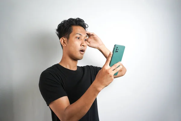 Wow Face Your Asian Man Shocked What See Smartphone Isolated — Stock Photo, Image