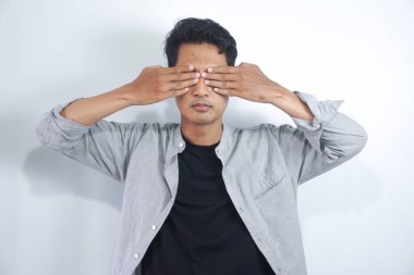 Erkekler ellerini beyaz bir arka planda tutarak gözlerini kapatırlar.