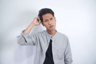 Genç adam bir şeyler düşünüyor. izole