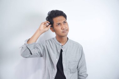 Genç adam bir şeyler düşünüyor. izole