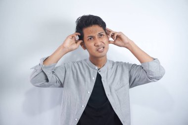 Genç adam bir şeyler düşünüyor. izole