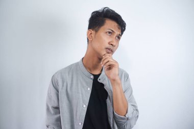 Genç adam bir şeyler düşünüyor. izole