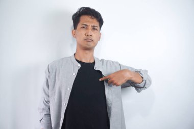 Genç, yakışıklı, beyaz gömlekli, kendinden emin görünen, kendini gururlu ve mutlu gösteren Asyalı bir adam..