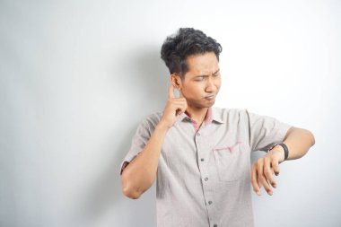 genç yakışıklı bir adam zaman kontrol