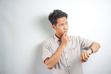 genç yakışıklı bir adam zaman kontrol