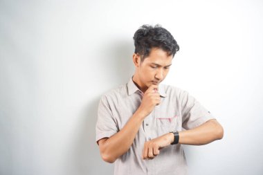 genç yakışıklı bir adam zaman kontrol