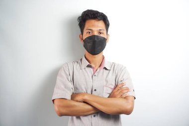 Bulaşıcı hastalıklara karşı koruma, koronavirüs, covid-19. Enfeksiyonu önlemek için hijyenik maske takan adam, grip gibi hava yoluyla bulaşan solunum hastalığı, 2019-nCoV. Beyaz arkaplanda kapalı alan