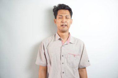 Komik Asyalı adam ağlıyor gözyaşlarını siliyor işini kaybediyor.