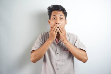 Elini onun dudağında şok genç adam