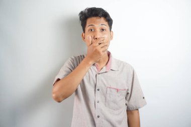 Elini onun dudağında şok genç adam