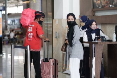 Yogyakarta, 3 January 2023. Passengers whi will enter at the entrance at the Yogyakarta Tugu Station