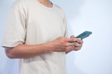 Akıllı cep telefonu kullanan bir adama yaklaş