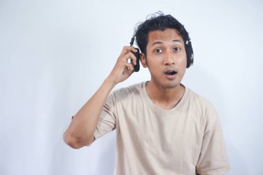 Cool adam portresi kadar yüksek sesle müzik kulaklık ile yakın