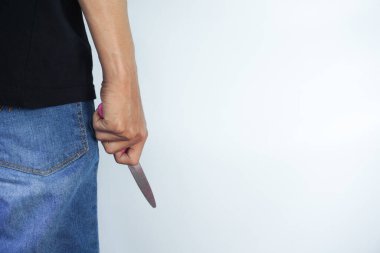 Elinde bıçak tutan bir adam.