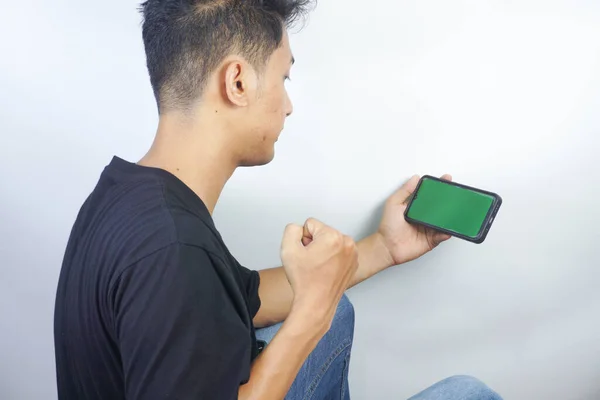Close Shot Man Holding Smartphone Chroma Key Mock Green Screen — Stock Photo, Image