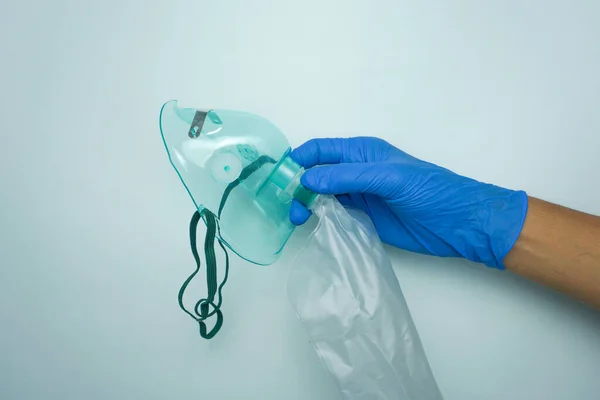 Man Bär Medicinska Handskar Med Syrgasmask Icke Återandningsmask Nrm Isolerad — Stockfoto