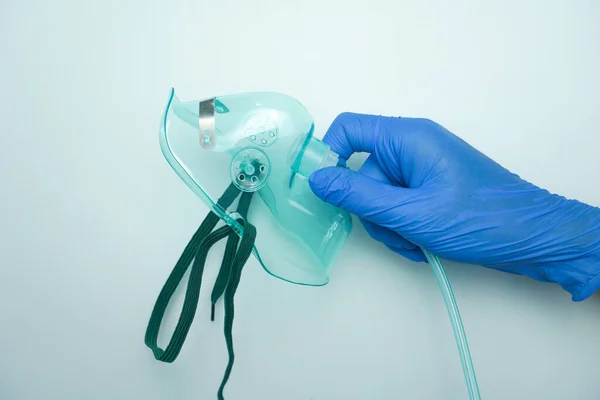 Νοσοκόμα Που Φοράει Ιατρικά Γάντια Κρατώντας Μάσκα Οξυγόνου Απλή Μάσκα — Φωτογραφία Αρχείου