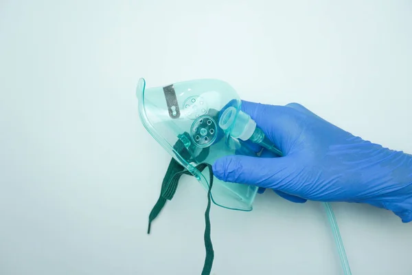 Νοσοκόμα Που Φοράει Ιατρικά Γάντια Κρατώντας Μάσκα Οξυγόνου Απλή Μάσκα — Φωτογραφία Αρχείου