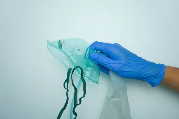 Man Bär Medicinska Handskar Med Syrgasmask Icke Återandningsmask Nrm Isolerad — Stockfoto
