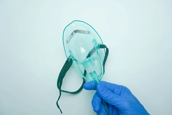Orvosi Kesztyűt Viselő Nővér Oxigénmaszkkal Vagy Egyszerű Maszkkal Fehér Alapon — Stock Fotó
