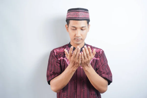 Potret Pria Muslim Asia Dengan Kemeja Koko Merah Dengan Topi — Stok Foto