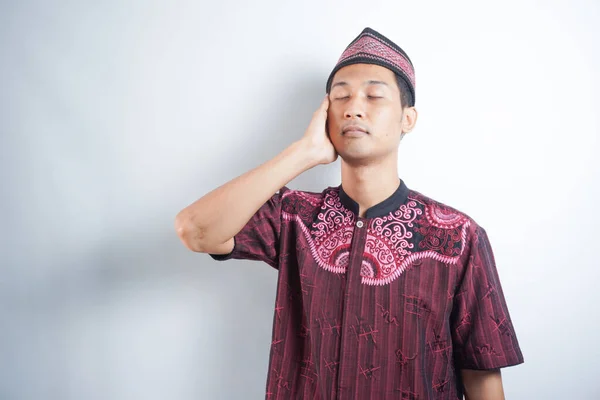 Nuori Aasialainen Muslimi Mies Tekee Puhelun Rukoukseen Tai Iqamah — kuvapankkivalokuva