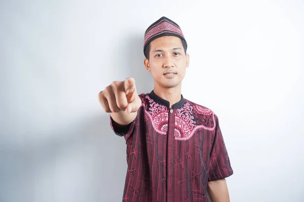 Porträtt Asiatisk Muslim Man Vit Koko Skjorta Med Skullcap Pekar — Stockfoto