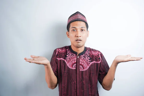 Muçulmano Vestindo Uma Camisa Koko Boné Com Gesto Confuso Isolado — Fotografia de Stock