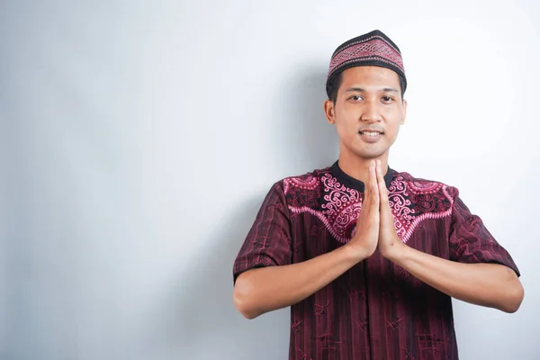 셔츠를 아시아 남성의 초상화 사과와 환영의 손짓을 배경에 고립된 이미지 — 스톡 사진