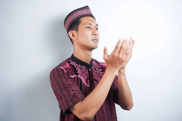 Porträtt Asiatisk Muslim Man Röd Koko Skjorta Med Mössa Allvarligt — Stockfoto