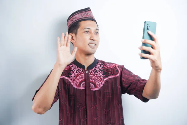 Joven Sonriente Guapo Asiático Hombre Usando Koko Camisa Diciendo Hola — Foto de Stock