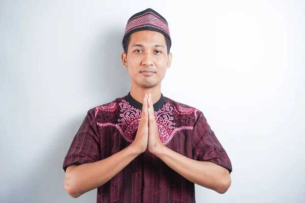 Porträtt Asiatisk Muslim Man Vit Koko Skjorta Med Mössa Visar — Stockfoto