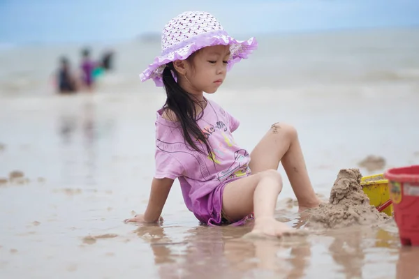 Balikpapan March 2023 Cute Little Girl Wearing Purple Beach Hat — Stock Photo, Image