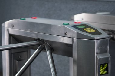 Elektronik kart okuyuculu üç ayaklı turnike kapalı.