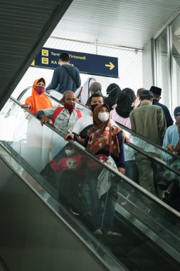 Solo, Mart 12023. Solo Balapan tren istasyonunda yürüyen merdivendeki yolcuların yoğunluğu.